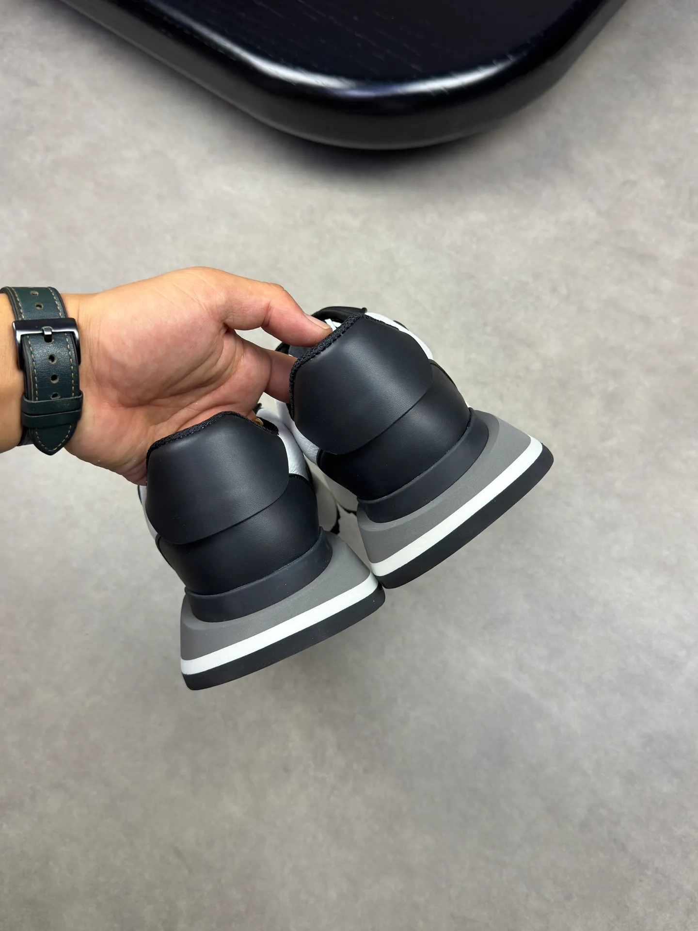 [VALENTINO] Valentino men's shoes 💰500💰 - High-end quality original order - Upper: 🔝 Nappa calf leather, tumbled calf leather, sewn brand plastic totem - Lining: brand mesh canvas, foot pad; water-dyed cow leather - Outsole: multi-color wear-resistant velvet·rubber; combined molded outsole -Super high quality control·Fine workmanship: highlighted (high-end·luxury·grade) -Size :38-44 (45 can be customized)·3300